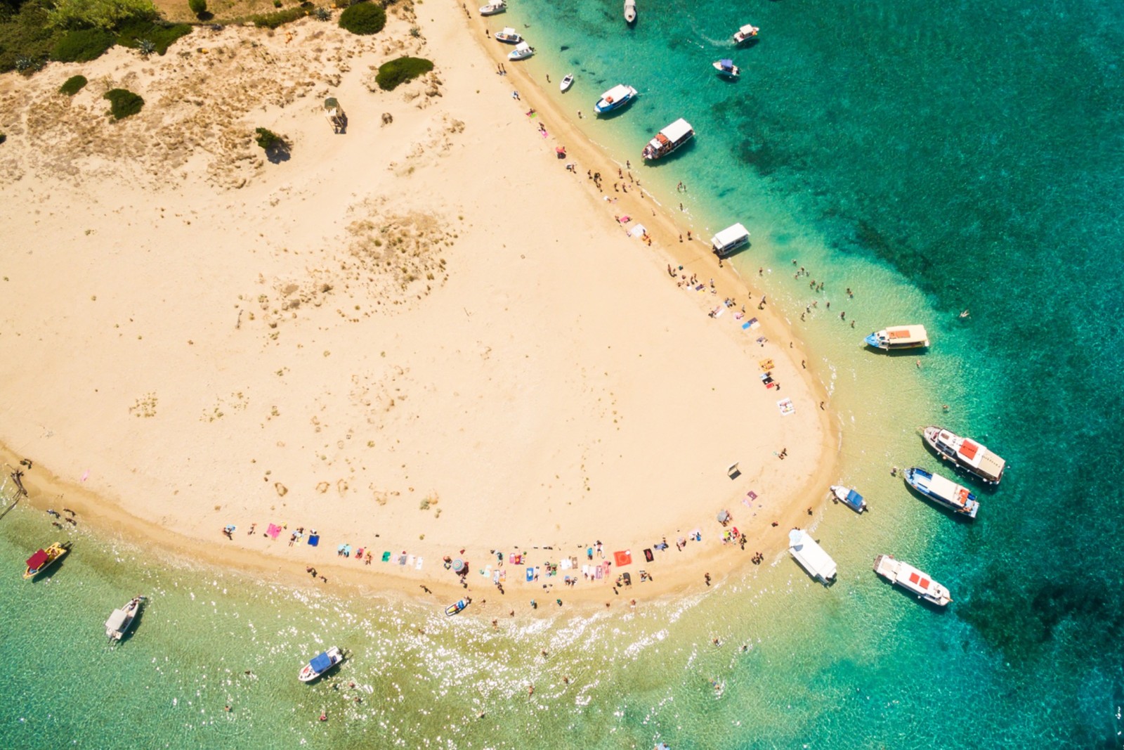 sazan-island-luxury-yacht-arrival